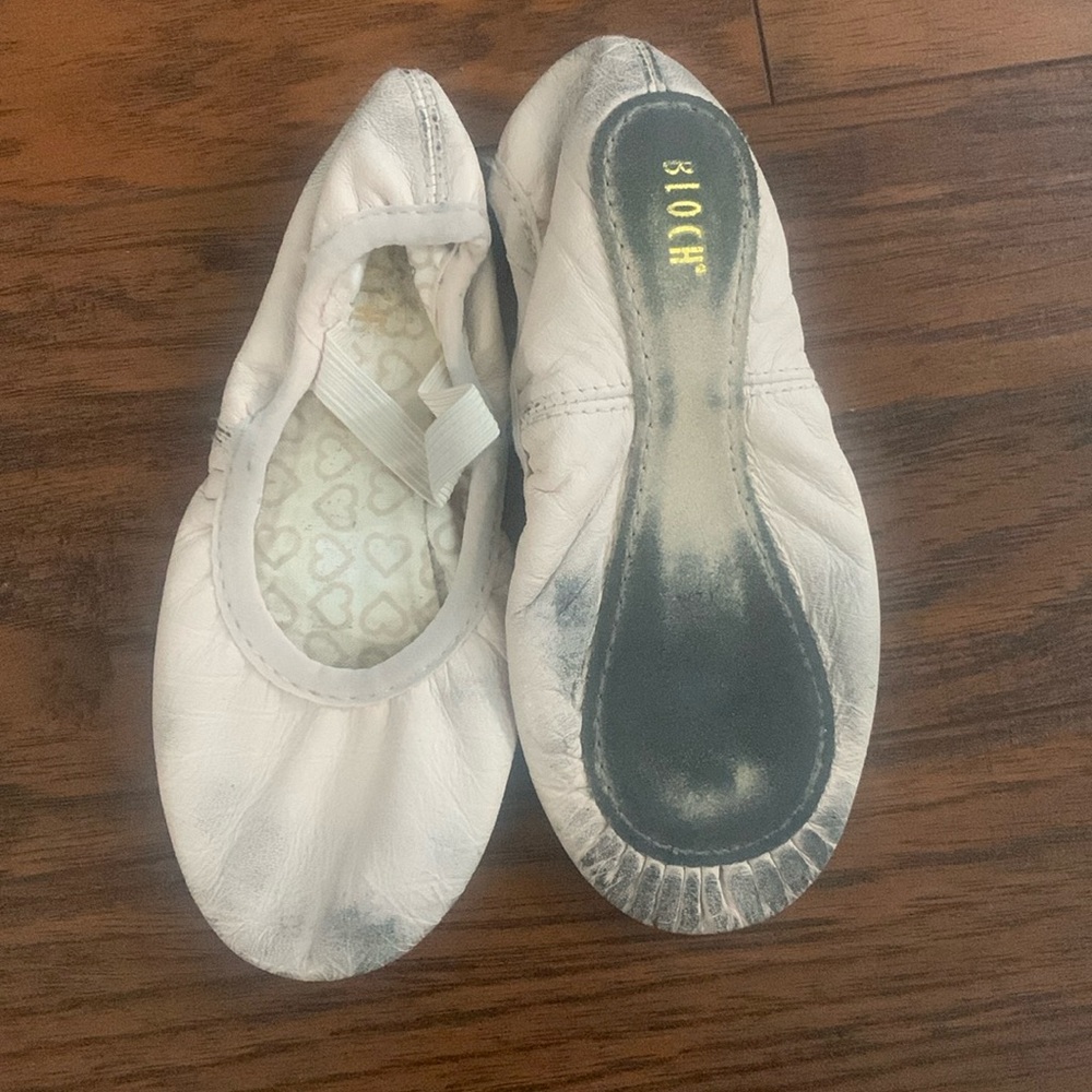 Light pink leather ballet shoes